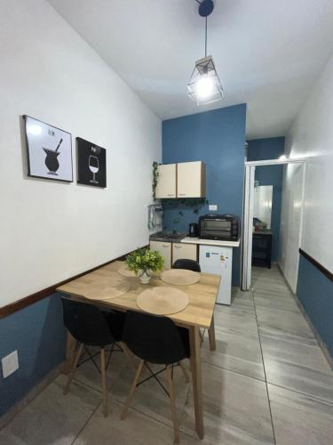 una pequeña cocina con mesa y sillas en una habitación en Departamento centrico en corazon de Mendoza Andes España en Mendoza