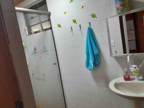 a bathroom with a shower and a sink at Terrinha Nosso Paraíso in São Carlos