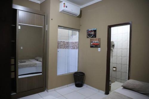 um quarto com casa de banho com chuveiro e um quarto em Casa ampla e agradável com piscina e churrasqueira em Juazeiro