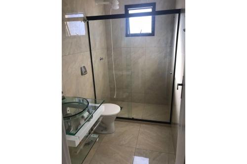 Ένα μπάνιο στο Guarapari Praia - Cobertura 6 quartos com piscina e churrasqueira