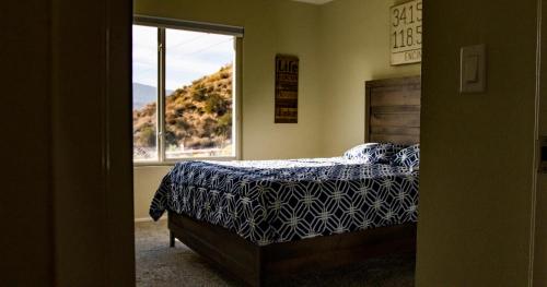 1 dormitorio con cama y ventana en Santa Clarita Mountain Top en Santa Clarita
