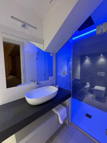 ein Badezimmer mit einer großen weißen Badewanne auf der Theke in der Unterkunft En Suite Bedroom Blue Moon in Piano di Sorrento