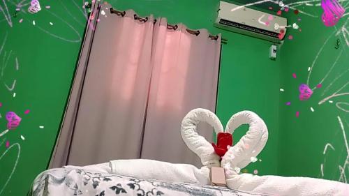 um quarto com uma cama com dois cisnes de coração em Pousda kurasi alter em Alter do Chão