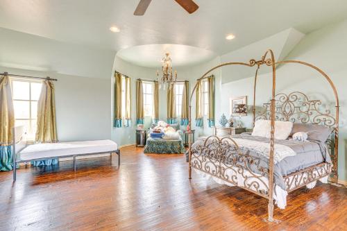 1 dormitorio con 1 cama en una habitación con suelo de madera en Spacious Edmond Vacation Rental with Shared Pool!, en Edmond
