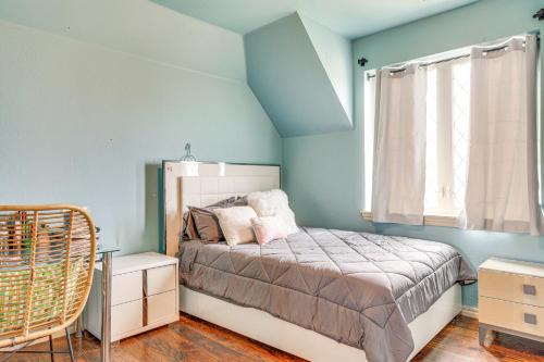 Ένα ή περισσότερα κρεβάτια σε δωμάτιο στο Spacious Edmond Vacation Rental with Shared Pool!