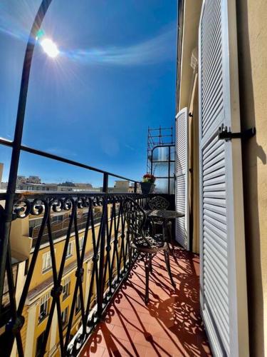 d'un balcon avec une table et une vue sur un bâtiment. dans l'établissement Dezy’s House, à Nice