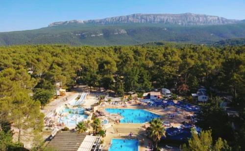 einen Luftblick auf einen Pool in einem Resort in der Unterkunft Terre de Provence, mobil home camping 4* in Nans-les-Pins