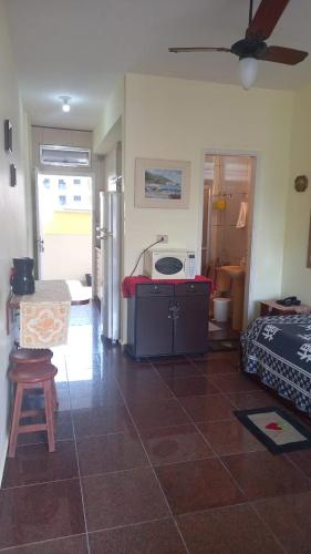 Pokój z łóżkiem i kuchnią ze zlewem w obiekcie Boulevard center w mieście Guarujá