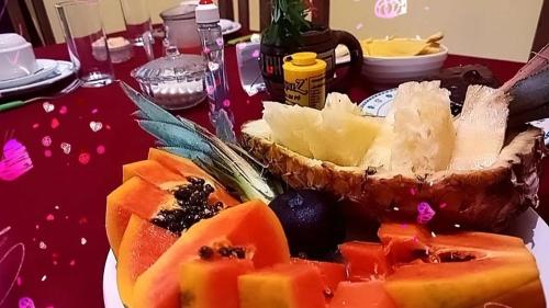 una mesa con un bol de fruta en una mesa en Pousda kurasi alter en Alter do Chao