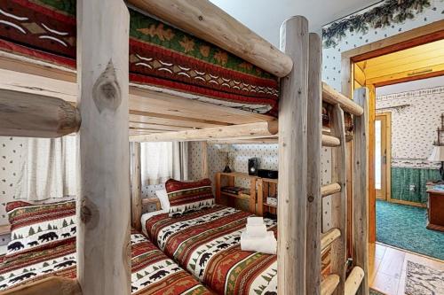 um quarto com dois beliches numa casa em Log Cabin Life em Arkdale