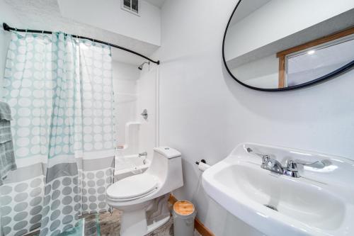 Un baño con lavabo, espejo e inodoro. en 4 Mi to Lake Erie Condo in Golf Community, en Erie