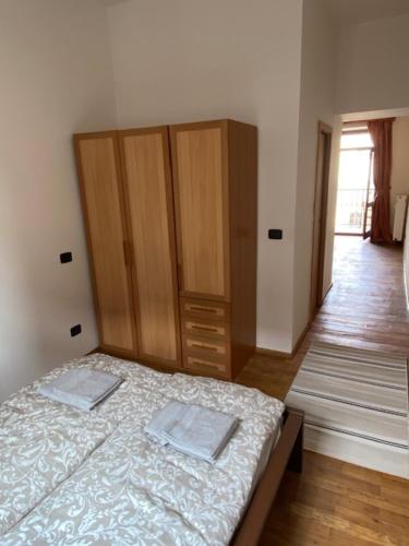 Ένα ή περισσότερα κρεβάτια σε δωμάτιο στο Vitkova apartment with balcony