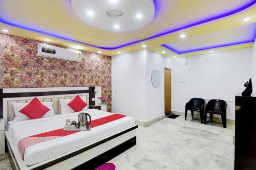 a bedroom with a bed with red pillows at OYO Flagship The Nest Inn Near Acropolis Mall in Jādabpur