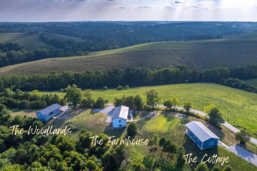 een luchtzicht op een huis op een groen veld bij 100 Acre Relaxing Retreat Near Ark- The Farmhouse in Williamstown