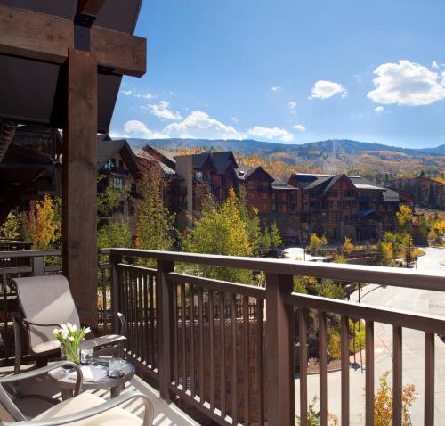 uma varanda com vista para as montanhas em Capitol Peak Lodge - CoralTree Residence Collection em Snowmass Village