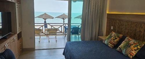 um quarto com uma cama e vista para o oceano em Casa Luna Laguna Beach em Tolú