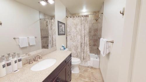 uma casa de banho com um lavatório, um WC e um chuveiro em Terracehouse - CoralTree Residence Collection em Snowmass Village