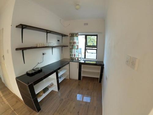 A kitchen or kitchenette at A nice bungalow in Sexaxa.