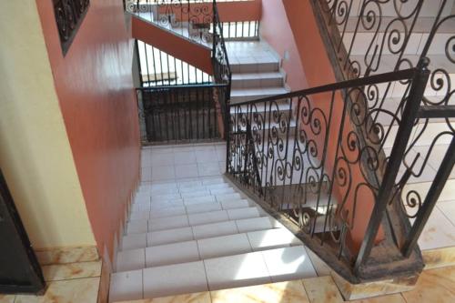una vista aérea de una escalera con barandilla metálica en Habib, en Yaoundé