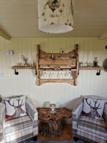 Χώρος καθιστικού στο Shepherds haven hut Near Padstow