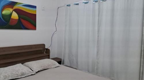 Postelja oz. postelje v sobi nastanitve Apartamento próximo ao Aeroporto de Florianópolis.