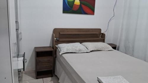 Postelja oz. postelje v sobi nastanitve Apartamento próximo ao Aeroporto de Florianópolis.
