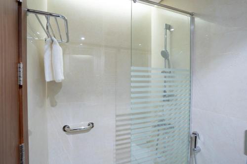 a shower with a glass door in a bathroom at فندق روحة المقام in Ajyad