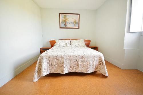 - une chambre avec un lit doté d'un couvre-lit blanc dans l'établissement A Casa Vella de Laura, à Vilagarcía de Arousa