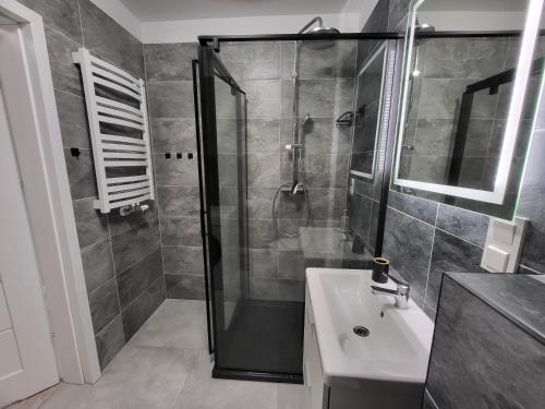 a bathroom with a shower and a sink at Sun Towers EXspanse apartament 3 pokoje in Świnoujście