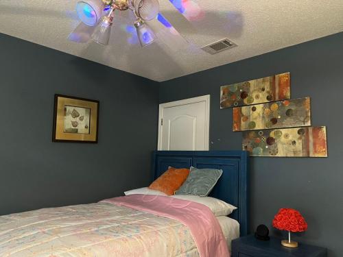 una camera con letto e ventilatore a soffitto di Guest House In Cantonment a Jacksonville