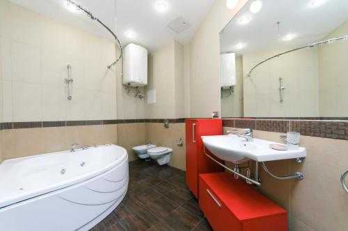 een badkamer met een bad, een wastafel en een toilet bij Майдан провулок Музейний 8-Б in Kiev