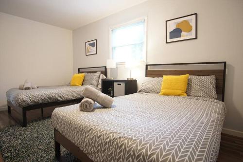 1 Schlafzimmer mit 2 Betten und einem Fenster in der Unterkunft Spacious family friendly home with game room by UNC Charlotte in Charlotte