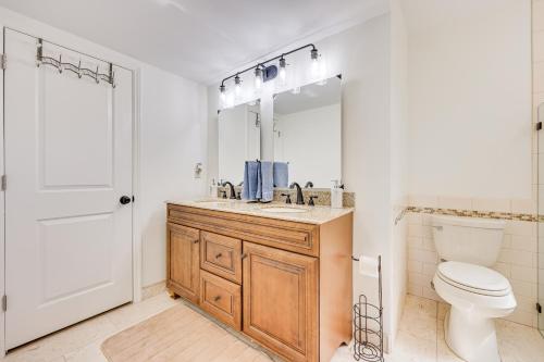 W łazience znajduje się umywalka, toaleta i lustro. w obiekcie Unique Melrose Home with Private Dock and Lake Access! w mieście Keystone Heights