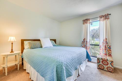 sypialnia z łóżkiem i oknem w obiekcie Unique Melrose Home with Private Dock and Lake Access! w mieście Keystone Heights