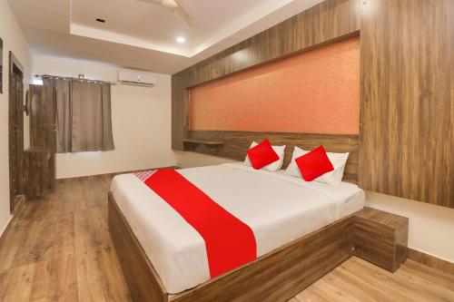Ліжко або ліжка в номері OYO Flagship Hotel R Square Grand