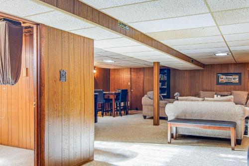 een woonkamer met een tafel en een bank bij Milwaukee Home with Fire Pit about 8 Mi to Lake Michigan in Milwaukee