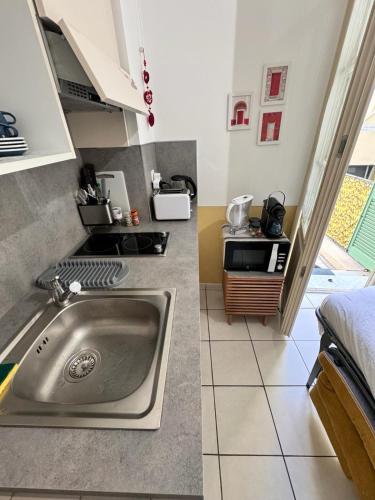 - deux photos d'une cuisine avec un évier dans l'établissement Grimaldi Central AC 2 terraces Wifi 5mins SEA, à Nice