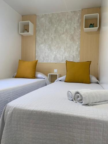 duas camas com toalhas por cima num quarto em PALMAR A Tres Minutos Andando De La Playa NO GRUPOS em El Palmar