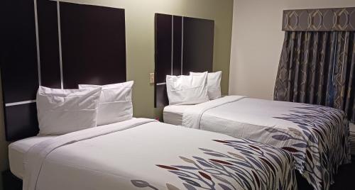 2 Betten in einem Hotelzimmer mit 2 in der Unterkunft Red Roof Inn Baton Rouge in Baton Rouge