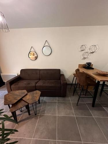 un salon avec un canapé et une table dans l'établissement A 600m de la plage - Le Cosy -, à Mimizan