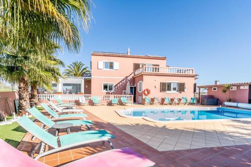 a villa with a swimming pool and lounge chairs at Villa Paradis Pêra - Casa completa para férias in Pêra