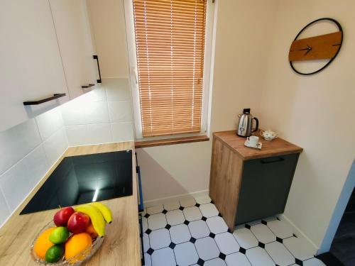 a bowl of fruit on a counter in a kitchen at Apartament Inka in Gollnow