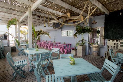 een terras met tafels en stoelen in een restaurant bij Hotel Barahona Cartagena in Cartagena