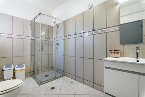 Un baño con ducha, inodoro y lavabo. en Villa Paradis Pêra - Casa completa para férias, en Pêra