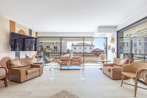 LB Vacation Rentals I A short Stroll to Palais, Beach, Terrace & Seaview