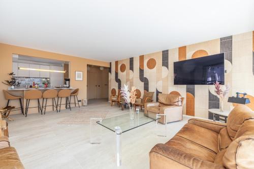 un salon avec un canapé et une table dans l'établissement LB Vacation Rentals I A short Stroll to Palais, Beach, Terrace & Seaview, à Cannes