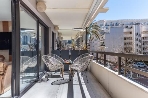 LB Vacation Rentals I A short Stroll to Palais, Beach, Terrace & Seaview