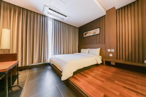 清州的住宿－Sejong City Osong Hotel，配有一张床和一张书桌的酒店客房