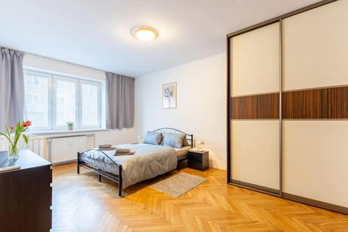 um quarto com uma cama e um grande armário de vidro em Urban Haven: Blissful Living in Central Bratislava em Bratislava