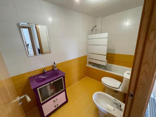 łazienka z toaletą i telewizorem w obiekcie Apartamento corazón de Ocaña w mieście Ocaña